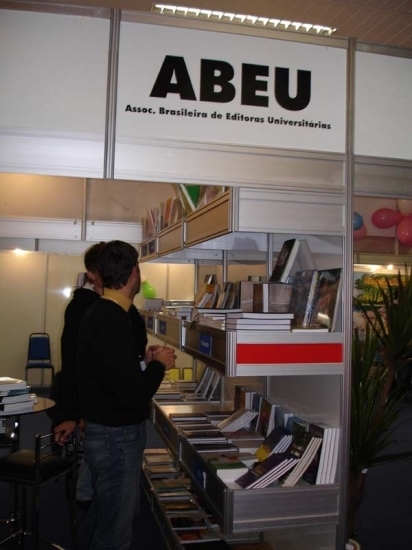 Editora Argos da Unochapecó expõe na Feira do Livro no Centro de Cultura e Eventos