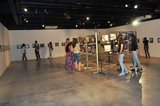 A ampla galeria do SESC Chapecó abriga a exposição com mais de 120 obras do Curso de Artes Visuais da Unochapecó(Foto: Eleci Alves/ACSA-Unochapecó)