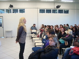 <p>Professora discutindo a obra com a participação dos estudantes</p>