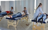 <p>Uma massagem relaxante foi oferecida para as mulheres da instituição. </p>