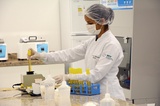 <p>Laboratório de Análises de Alimentos funciona desde 2011 e realiza ensaios microbiológicos em alimentos e água.</p>