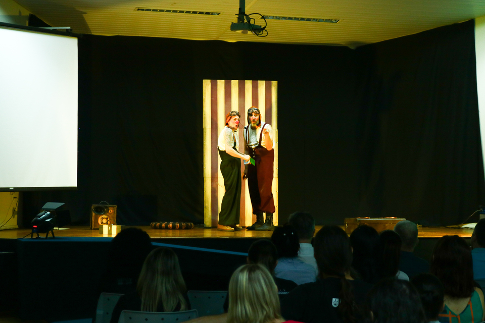 <p>A abertura da 23° SIPAT contou com a apresentação do grupo teatral 'Cia de La Curva' com o teatro 'Tet a Tet'.</p>