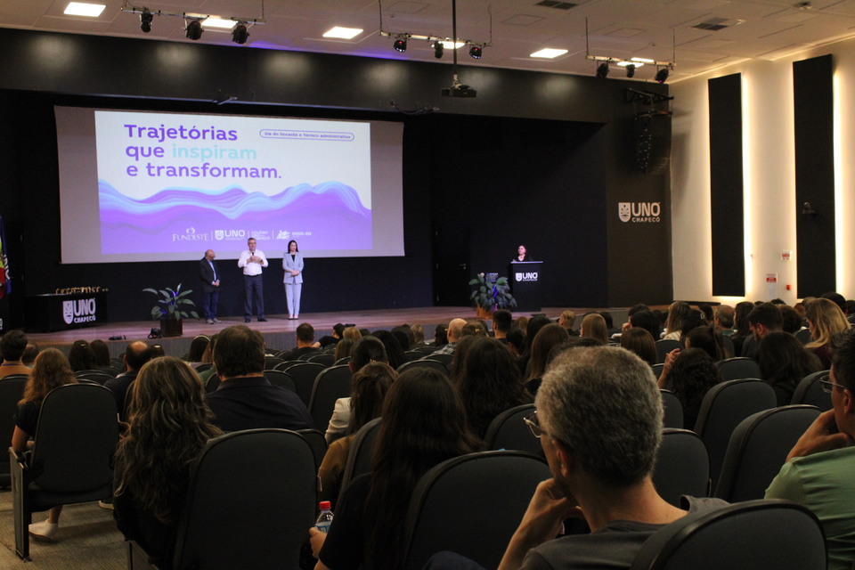 <p>67 técnicos e docentes foram homenageados no evento.</p>