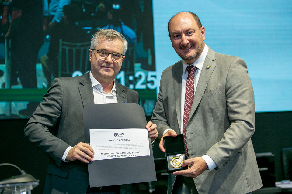 <p>Reitor entregou ao presidente da Alesc, deputado Mauro de Nadal (MDB), a medalha Mérito Acadêmico, em agradecimento à atuação da Assembleia Legislativa em prol da educação superior em Santa Catarina.</p>