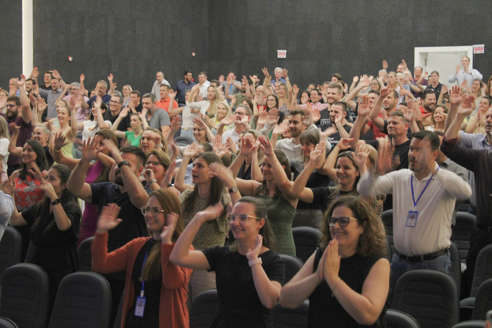 <p>Os professores retornaram às atividades em uma noite especial.</p>