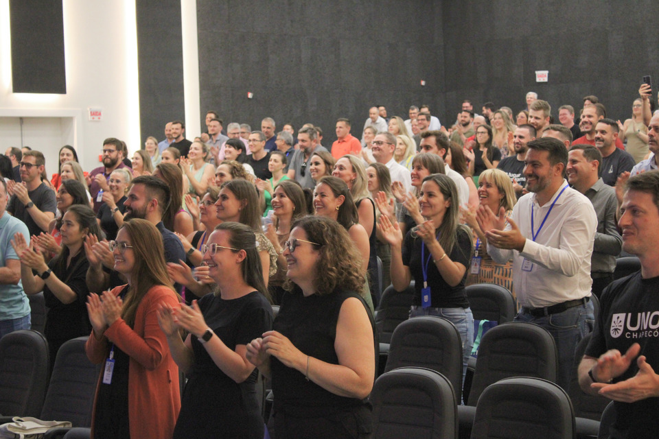 <p>Os professores retornaram às atividades em uma noite especial.</p>