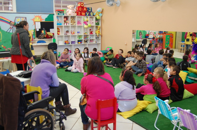 Menina de 11 anos transforma puxadinho em biblioteca no interior de SP -  26/11/2015 - UOL Educação