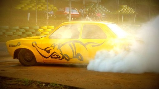 Piloto transforma Chevette 76 em carro para provas de drift: veja o modelo  em ação