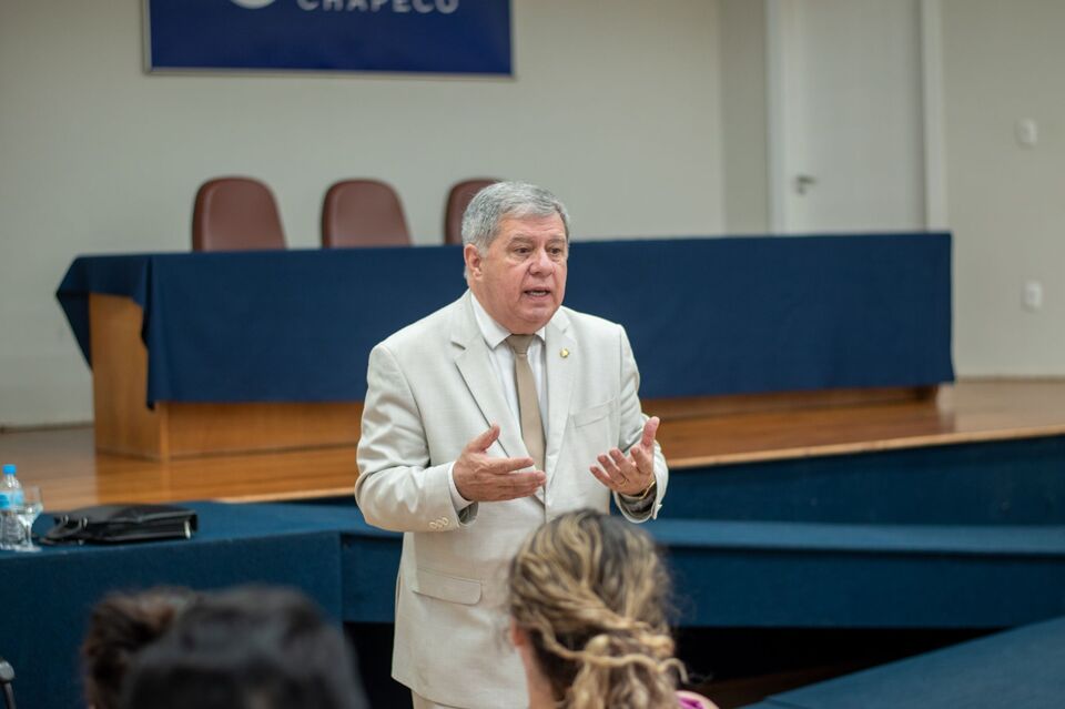 Jornalista e deputado estadual Mário Motta realiza palestra na Unochapecó