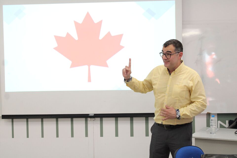 Escola de negócios do Canadá desenvolve ações na Unochapecó