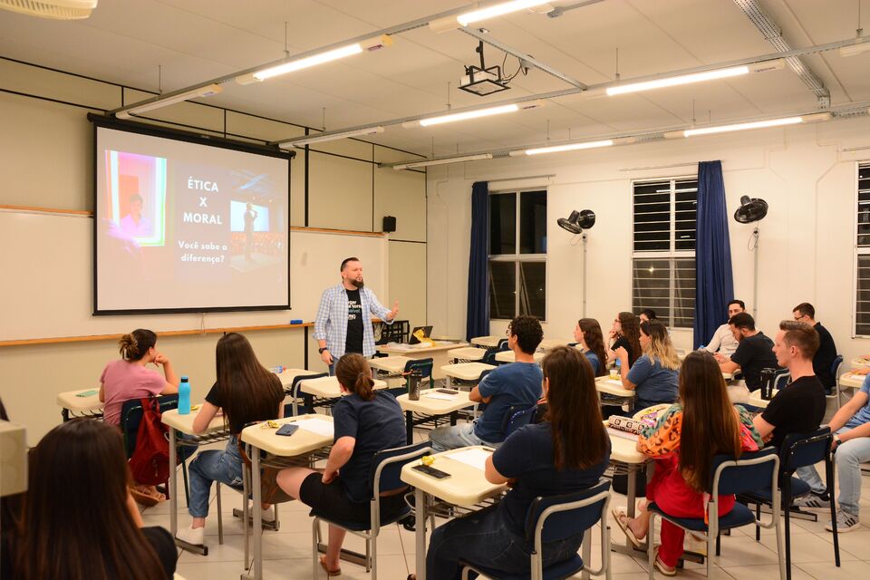 Uno Slo inicia semana acadêmica com foco em desenvolvimento profissional