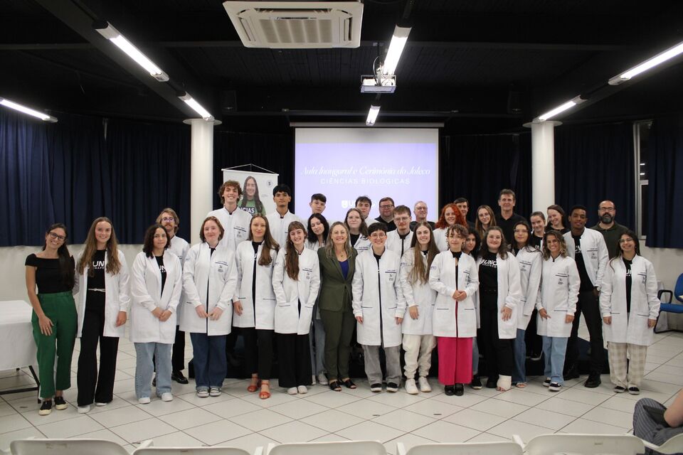 Calouros do curso de Ciências Biológicas participam de Cerimônia do Jaleco